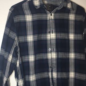 Plain men’s buttons up